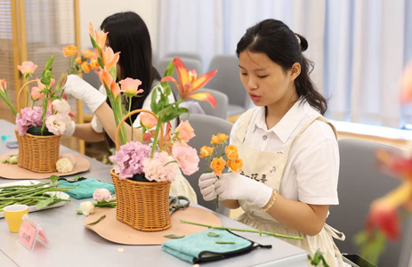 星空体育app免费下载周末团建：插花活动丰富员工生活